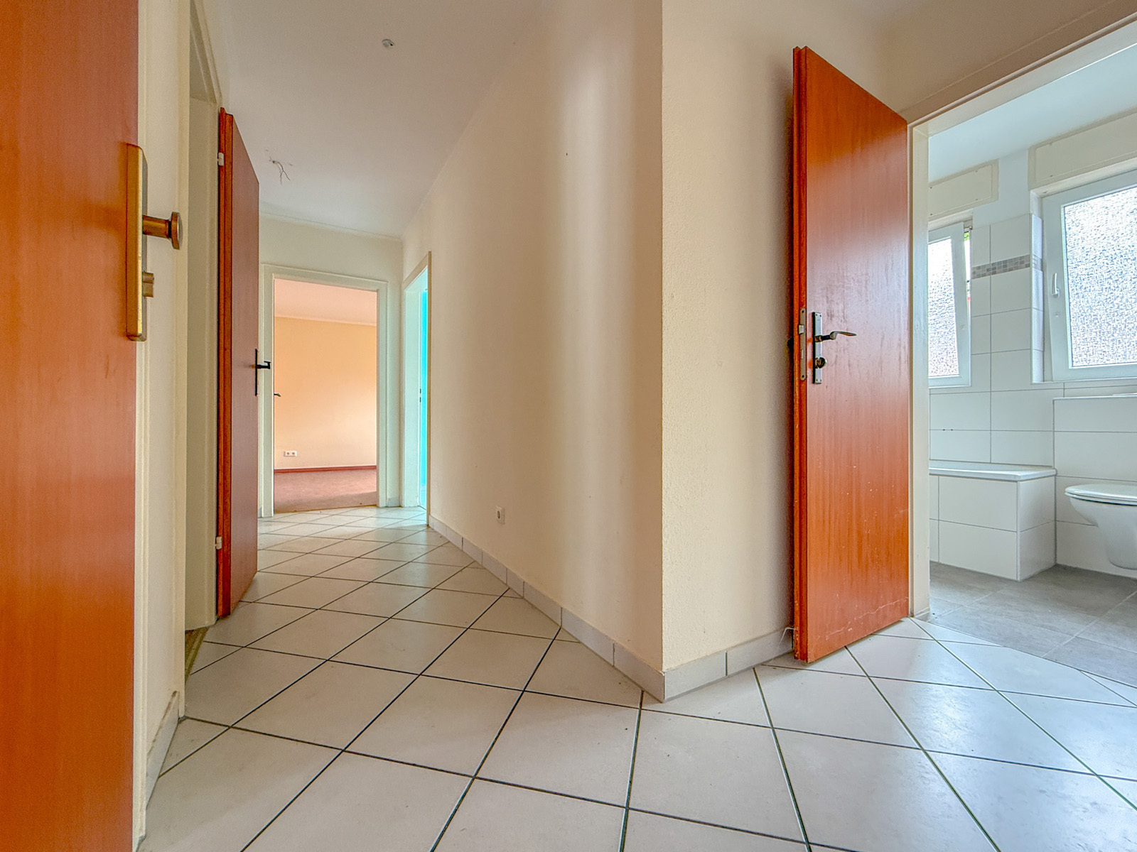 Lichtdurchflutete 4-Zimmer-Wohnung im freistehenden Haus in Toplage – modern, ruhig, mit Garage