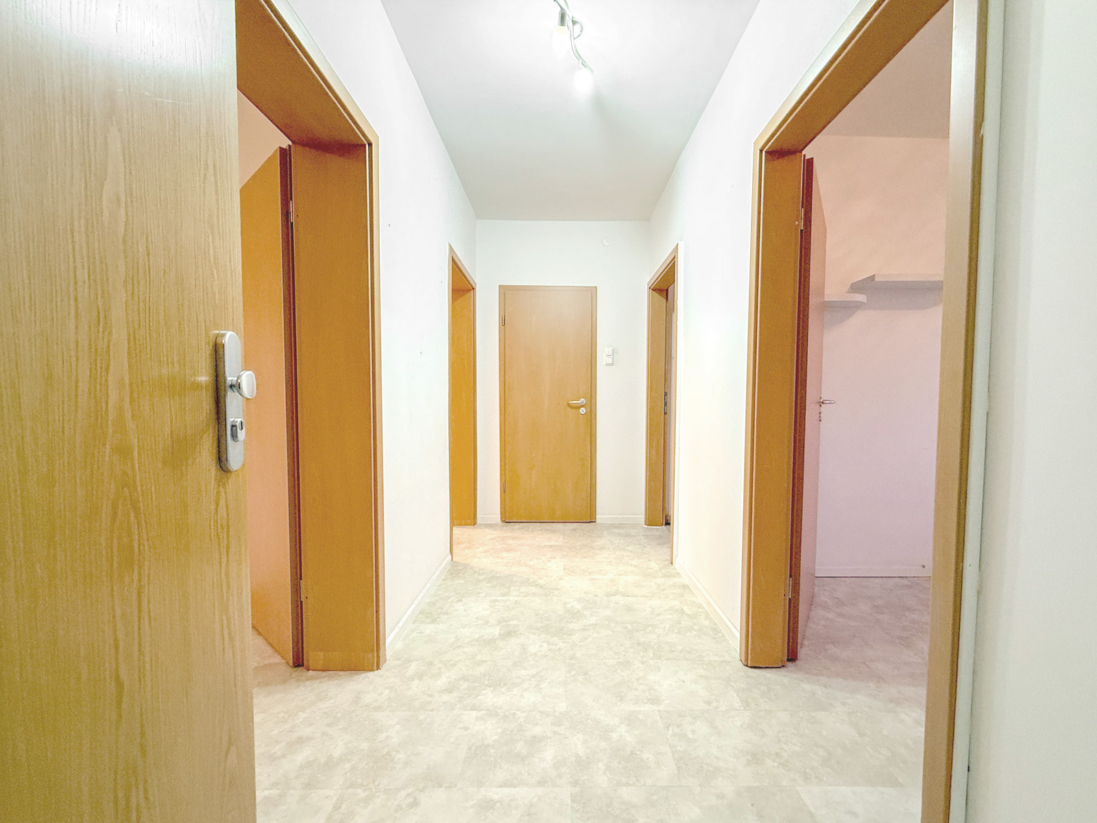 Kapitalanlage in 6-Familienhaus: Sofort verfügbare 3-Zimmer-Wohnung mit Einbauküche und modernem Bad